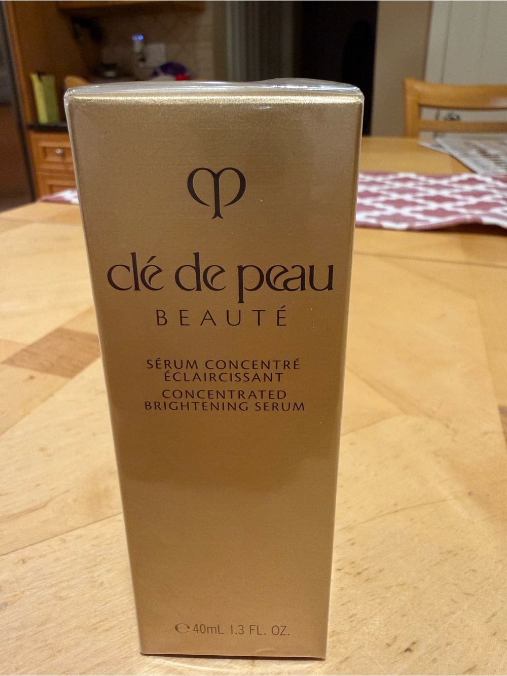 clé de peau Beauté Concentrated Brightening Serum - Gold Packaging